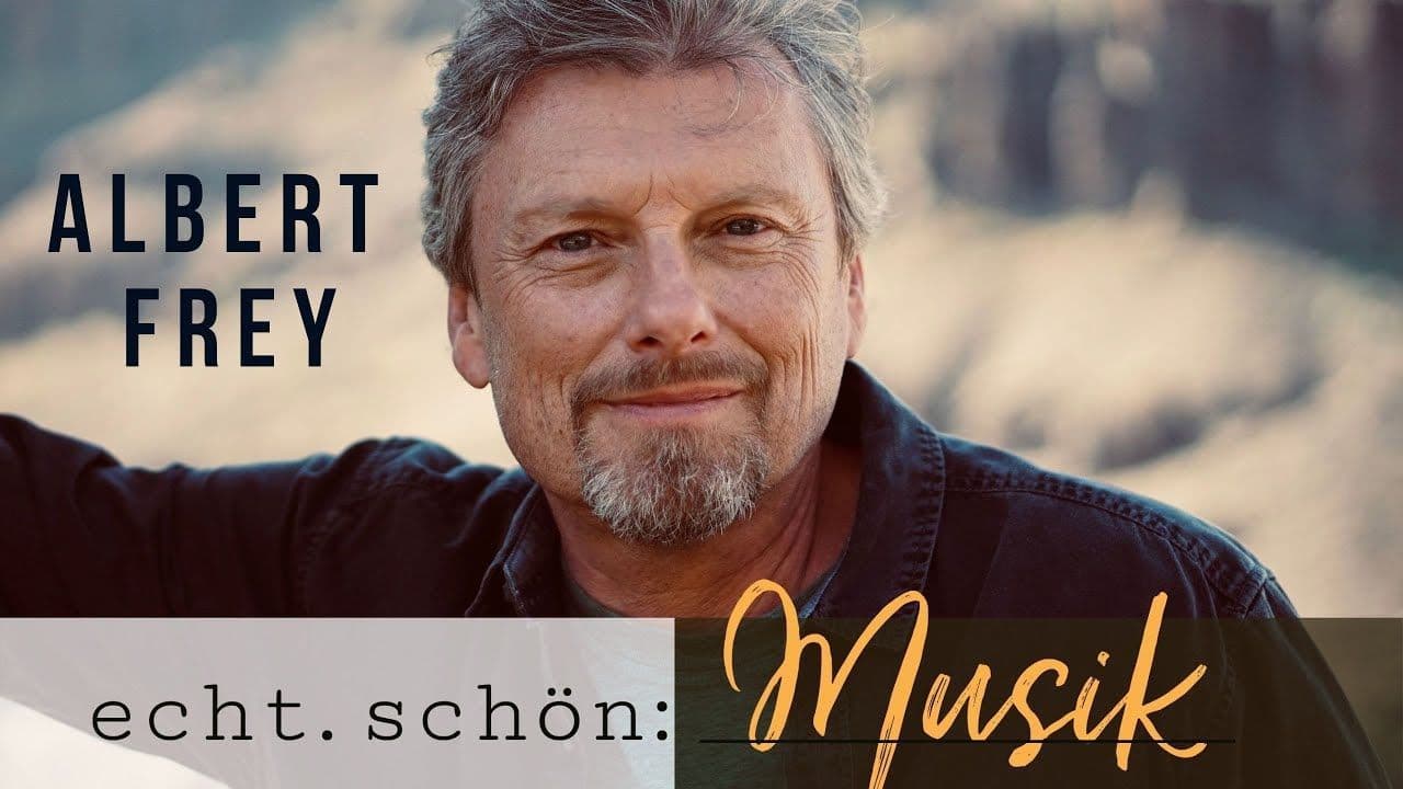 Albert Frey auf einer Bühne mit Gitarre