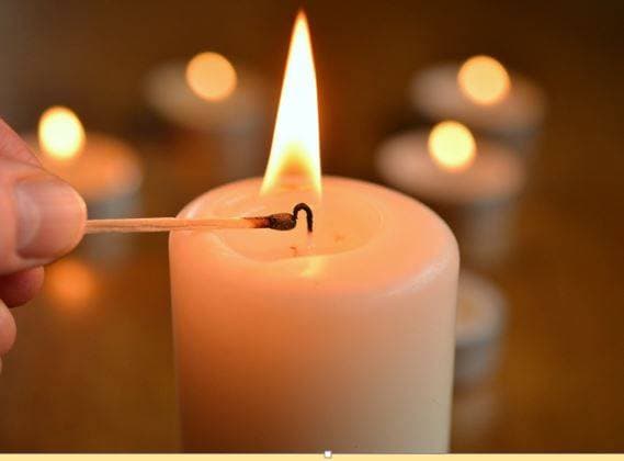 Brennende Kerze als Symbol für den NightFire-Gebetsabend